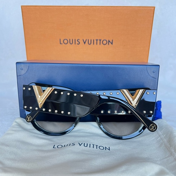 Authentic Louis Vutton Sunglasses!! Black color with gold motives! Brand New!!! - Picture 11 of 15